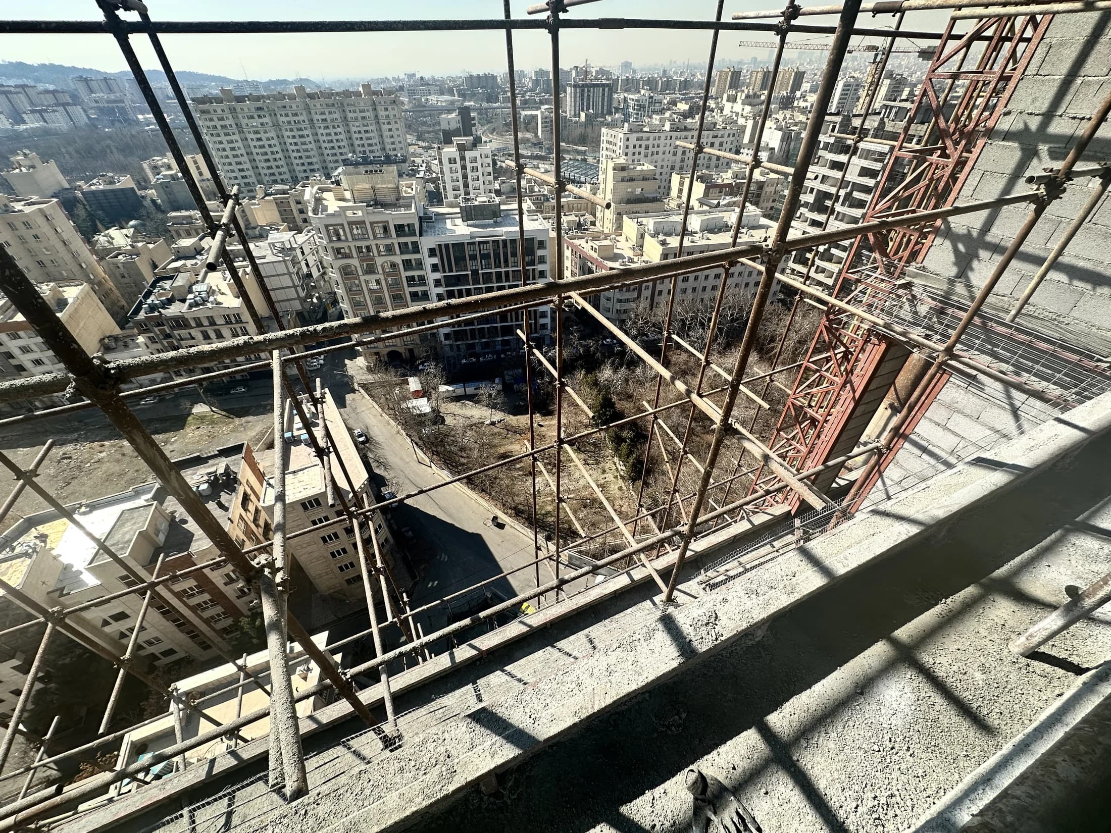 High-level view across the Ozgol construction site